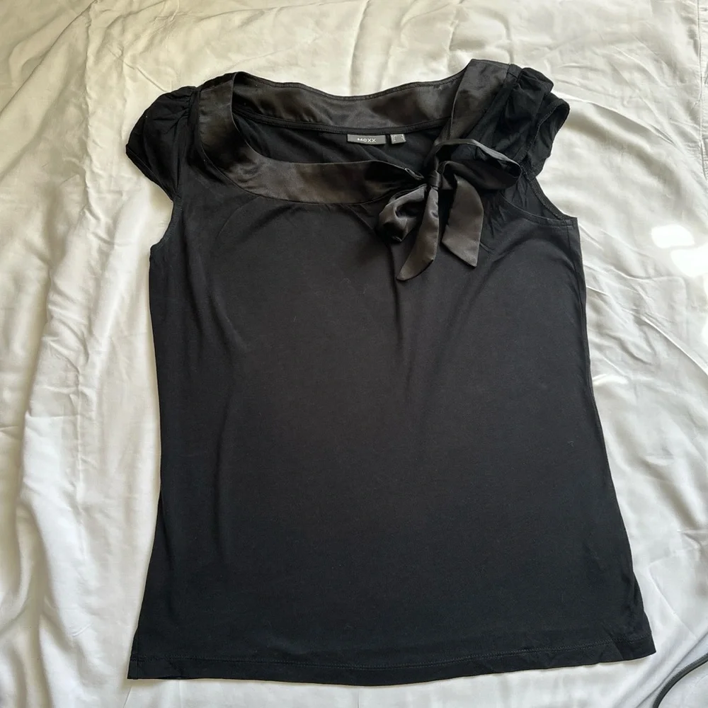 🔔🎉BUNDLE 5 Blouses (Small, Medium and XL) - Picture 2 of 6